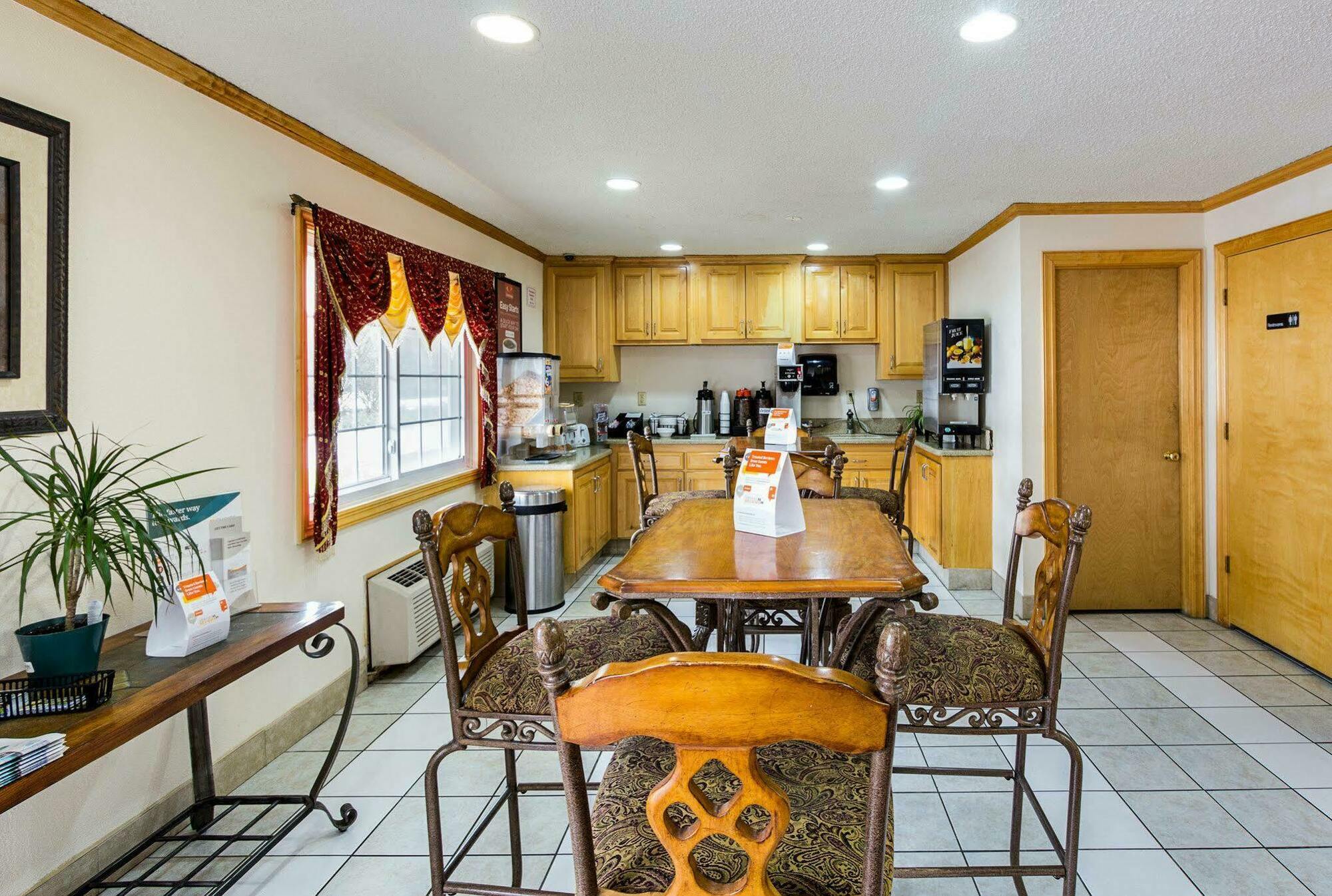 Rodeway Inn West Dodge Omaha Esterno foto